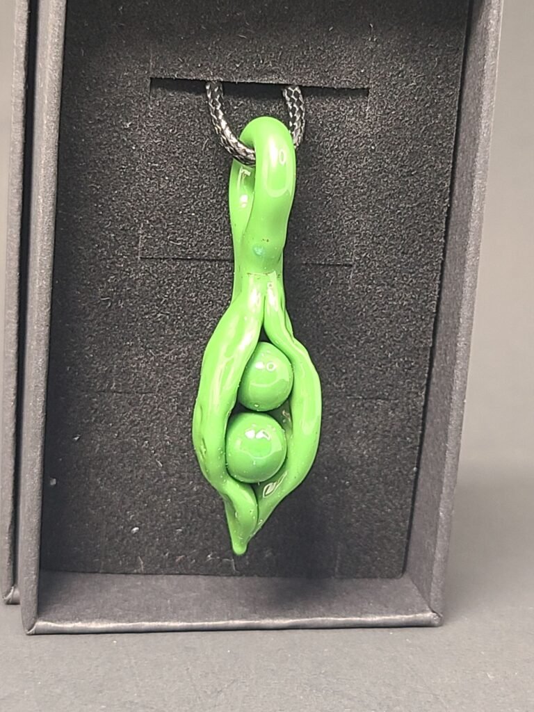 2 Peas In a Pod 🫛 Pendant